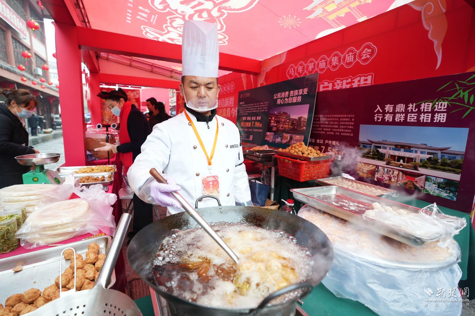 現(xiàn)場臘味、鹵貨、炸圓子吸引市民前來品嘗購買 (1).JPG.JPG