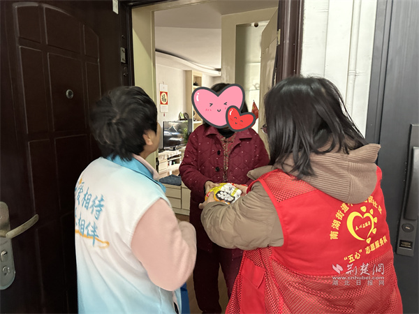 志愿小隊上門為轄區(qū)獨居、高齡老人送去湯圓.jpg