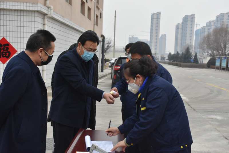 市城管局劉云飛局長(zhǎng)一行蒞臨忻州市水務(wù)有限責(zé)任公司污水處理分公司檢查疫情防控及復(fù)工復(fù)產(chǎn)工作情況。.jpg