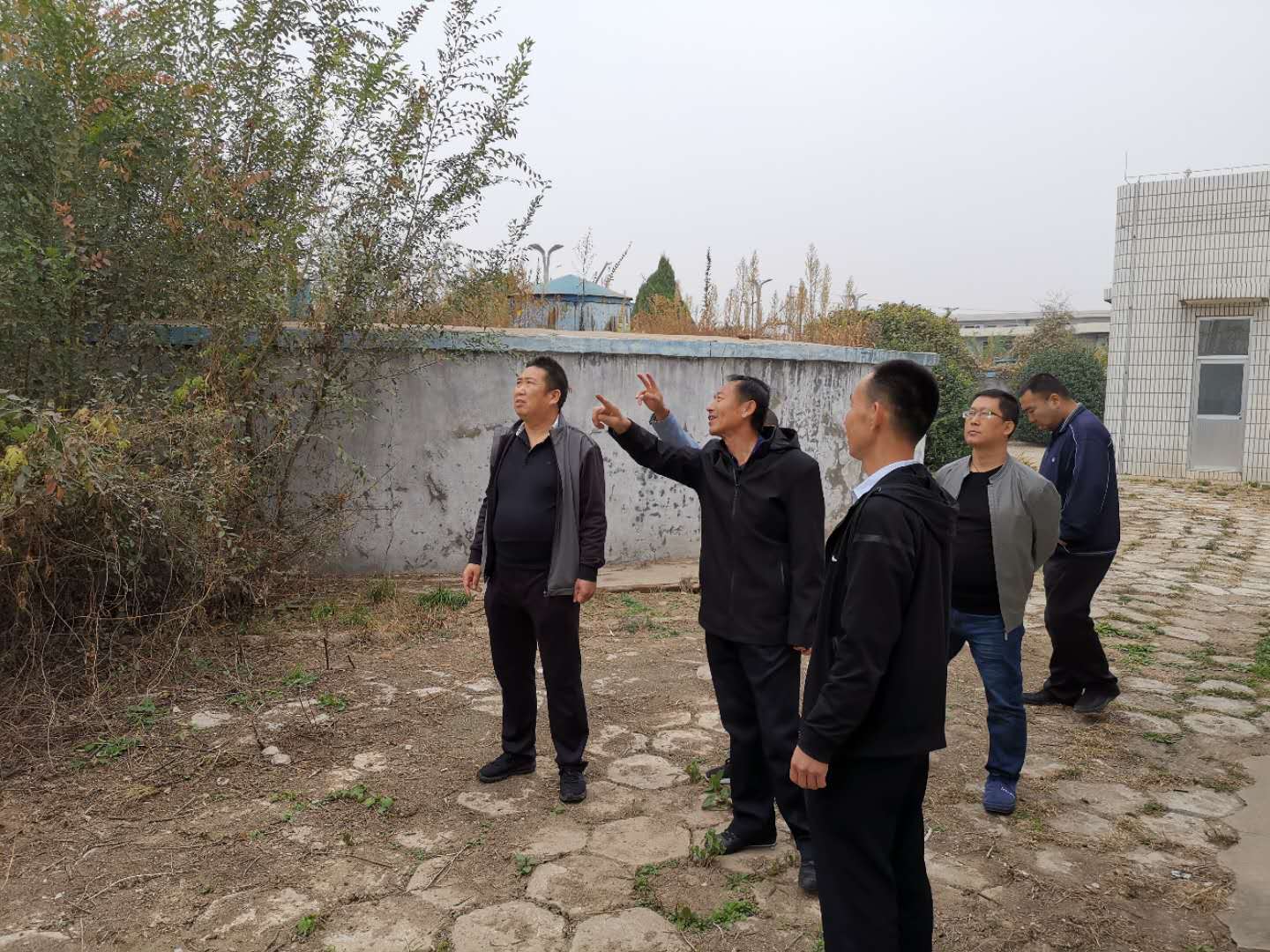 公司總經(jīng)理王建人在供水、污水生產(chǎn)一線開展風(fēng)險隱患排查 (1).jpg