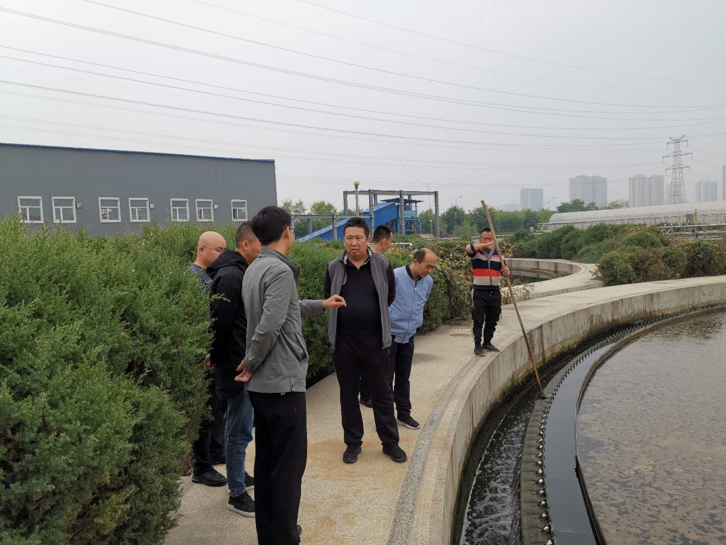 公司總經(jīng)理王建人在供水、污水生產(chǎn)一線開展風(fēng)險隱患排查 (2).jpg